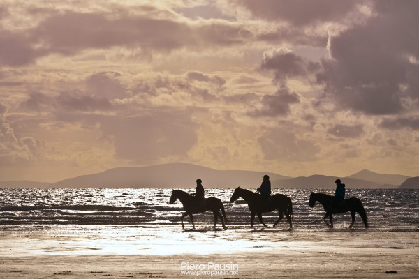 A cavallo a Rossbeigh Beach in Irlanda fare equitazione sul Ring Of Kerry